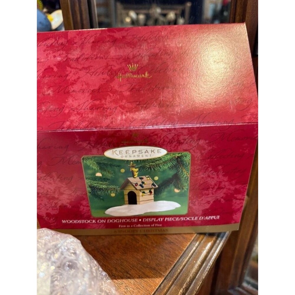 2000 Hallmark Keepsake Woodstock on Doghouse Snoopy Christmas Display QRP4211